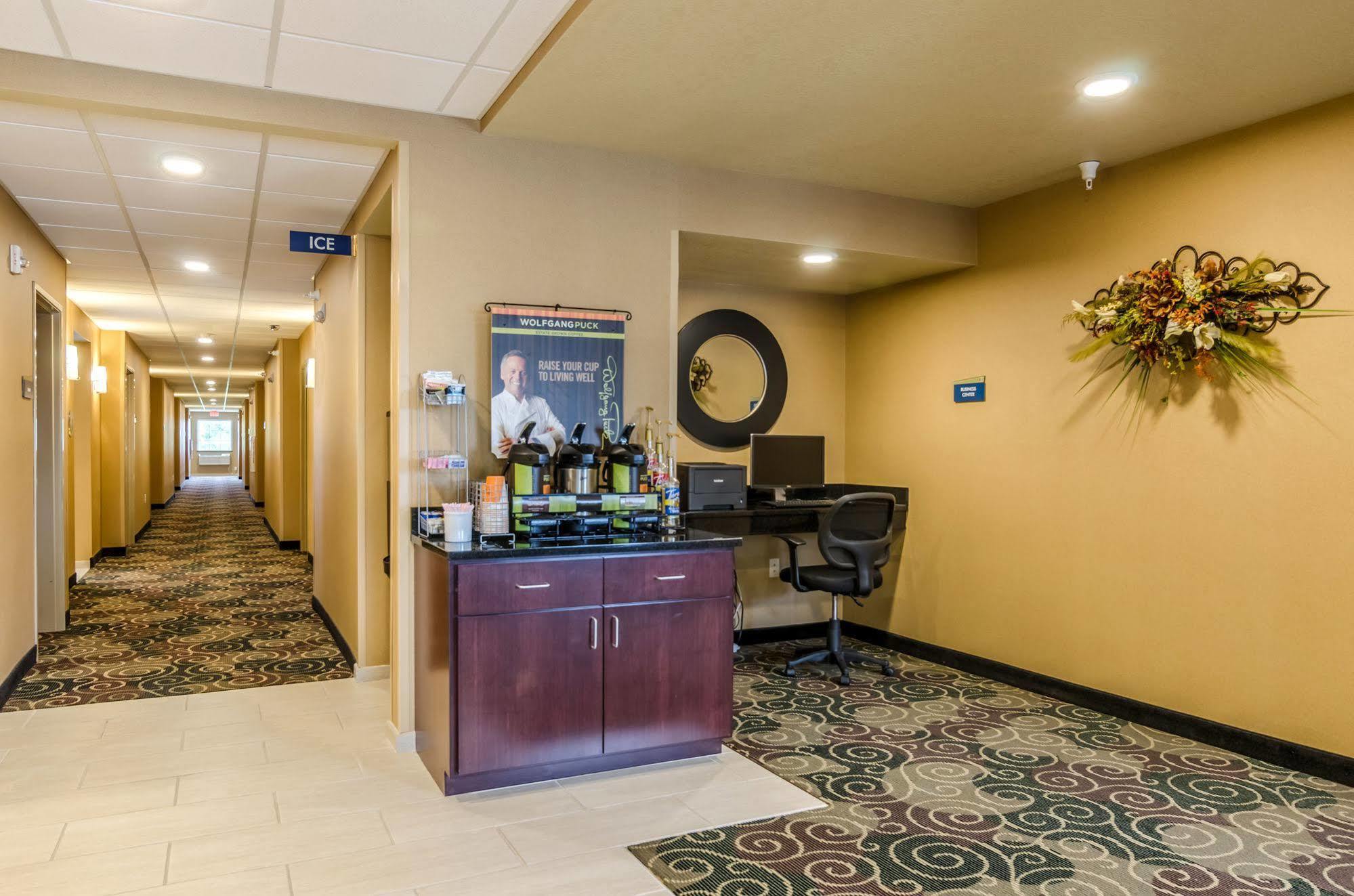 Cobblestone Inn & Suites - Oberlin Exterior photo
